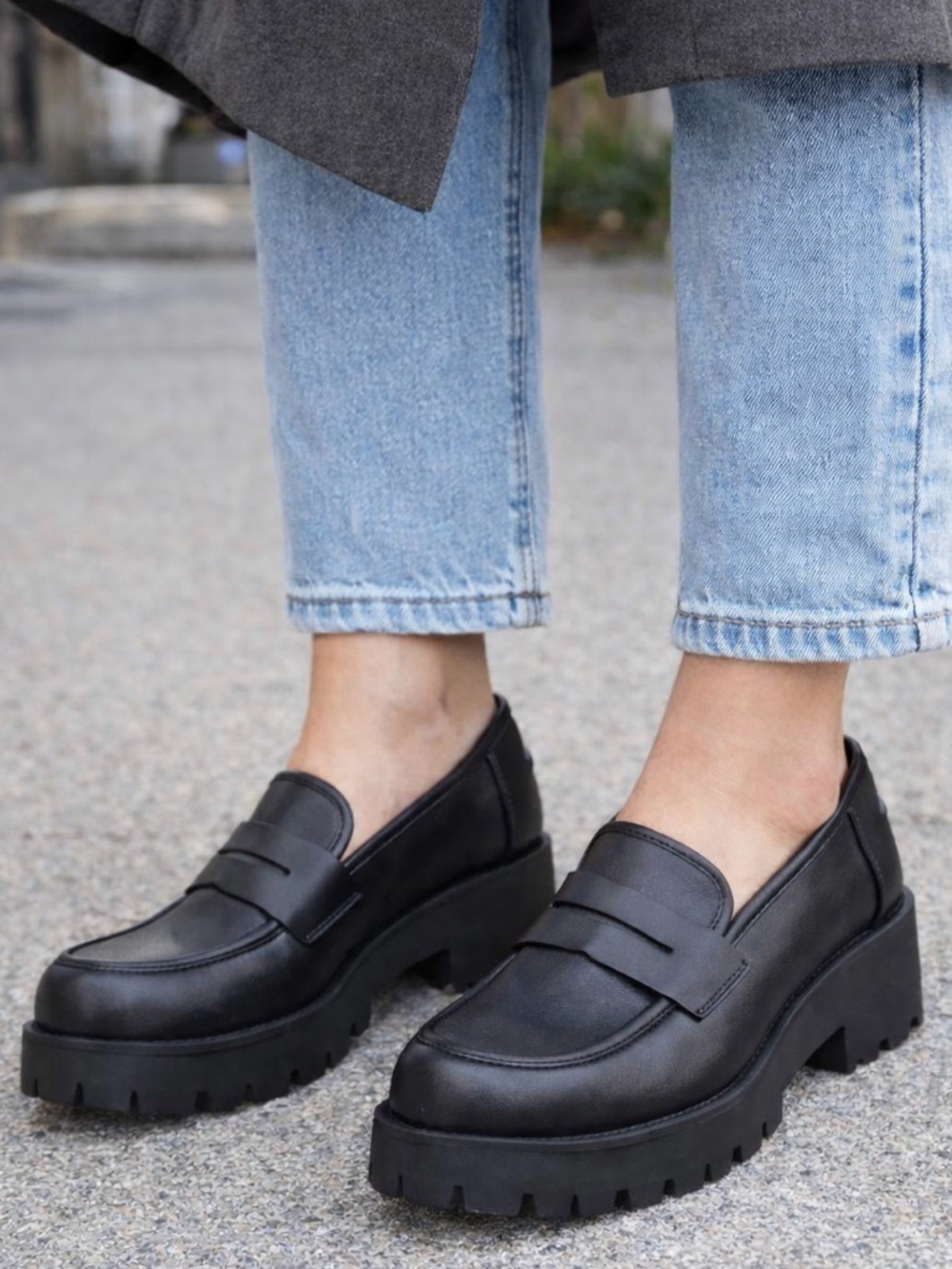 CUSHIONAIRE Women's Black Lug Sole Platform Loafer Normcore Preppy Shoes Size 8W